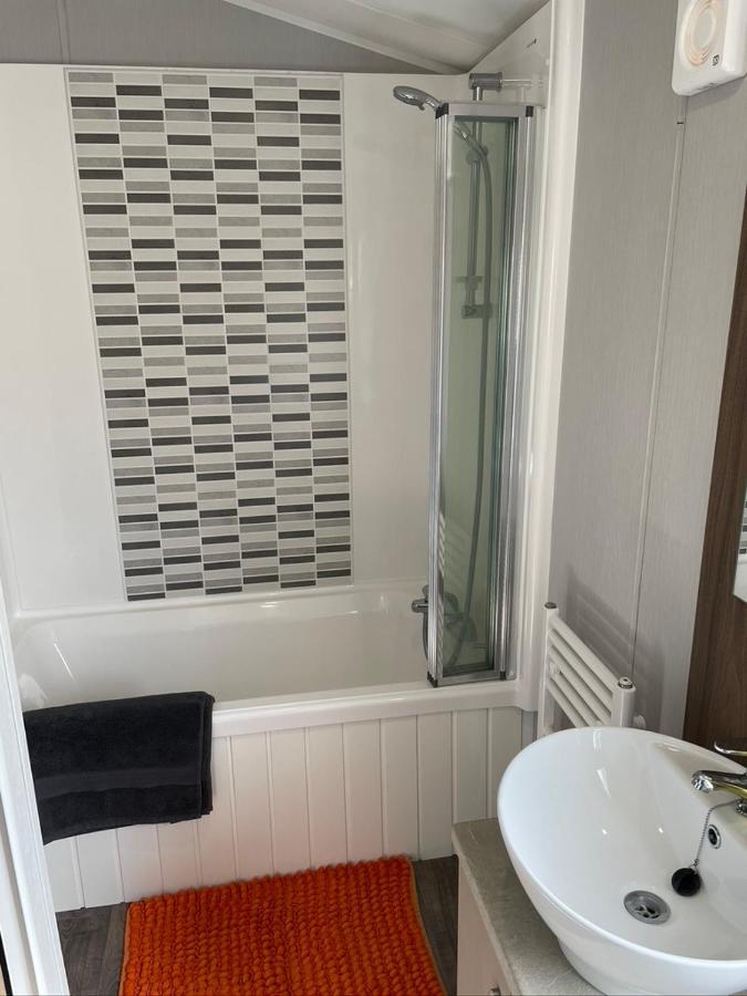 6 Berth Comfy Homely Caravan, Dog Friendly Belton with Browston Exterior photo